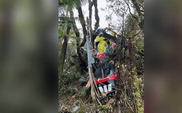 Trực thăng cứu hộ bị rơi, nhân viên vẫn nỗ lực leo núi cứu người