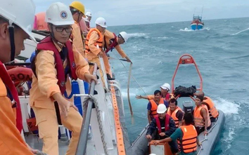 Vớt 10 ngư dân tàu cá Bạc Liêu gặp nạn trên biển Côn Đảo