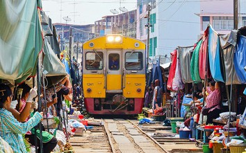 Chợ đường sắt Maeklong - khu chợ nguy hiểm nhất thế giới