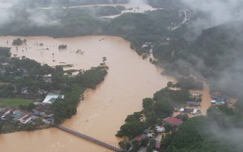 Mưa lũ ở Nghệ An: Học sinh trèo lên mái nhà chờ sơ tán; thiệt hại hàng trăm tỷ đồng