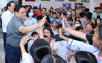 Thủ tướng vui Tết Trung thu cùng các bệnh nhi Viện Huyết học - Truyền máu TƯ
