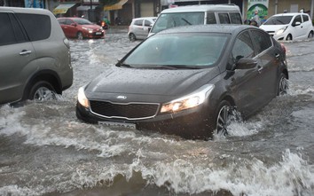 Hà Nội mưa lớn, nhiều ô tô chết máy chờ cứu hộ