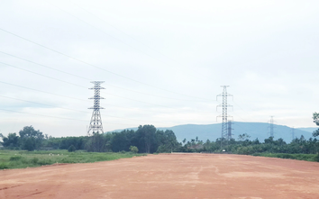 Nhà thầu "chùn tay" vì đường điện chưa di dời khỏi cao tốc Quảng Ngãi - Hoài Nhơn