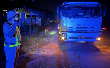 CSGT Lạng Sơn tạm giữ đối tượng đổ chất thải nguy hại gần biên giới