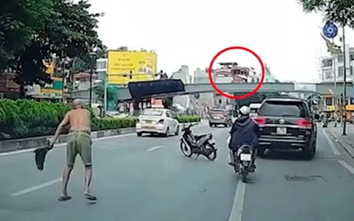 Khởi tố người đàn ông phi dao vào ô tô giữa phố Hà Nội