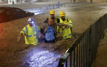 Đường phố, ga tàu điện ngầm tại Hong Kong ngập lụt trong trận mưa lớn nhất trong 140 năm