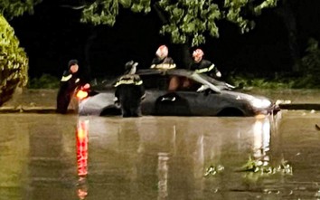 Cảnh sát bì bõm đẩy xe giúp người dân sau mưa ngập ở Đồng Nai