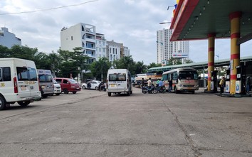 Trạm xăng thành bãi đón khách, xe dù náo loạn quanh bến xe Quy Nhơn
