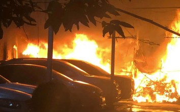 Ô tô bốc cháy dữ dội trong ngõ ở Hà Nội