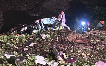 Xe khách lao xuống vực ở La Sơn - Hòa Liên, ít nhất 2 người tử vong
