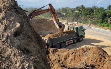 Gia Lai: Lạ lùng đào đất ven quốc lộ để thi công tỉnh lộ