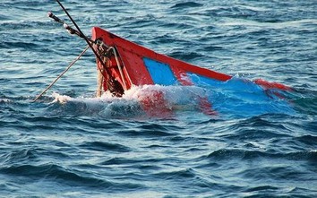 Hai tàu cá bị chìm, 3 thuyền viên mất tích trên vùng biển Quảng Bình