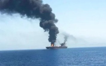 Tàu chở dầu Anh trúng tên lửa Houthi trên vịnh Aden, Mỹ - Anh phản ứng