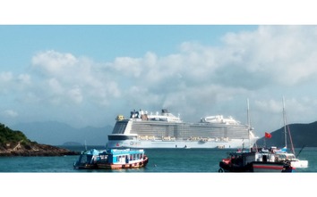 Siêu tàu du lịch đưa gần 4.400 khách quốc tế lần đầu cập bến Nha Trang