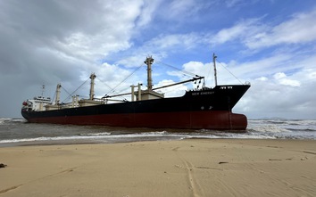 Hút cát tạo rãnh cứu tàu hàng nặng gần 15.000 tấn mắc cạn ở biển Dung Quất