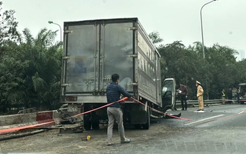 Ô tô tông vào dải phân cách trên Đại lộ Thăng Long, lái xe tử vong tại chỗ