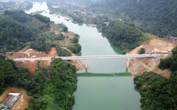 Người dân Tuyên Quang hết cảnh chờ đò nhờ cây cầu trăm tỷ thứ 9 vượt sông Lô