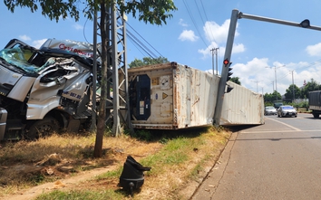 Xe container mất lái, lật nghiêng khi đổ dốc, tài xế thoát chết trong gang tấc