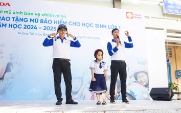 Trao mũ bảo hiểm cho hàng trăm học sinh trường Tiểu học Bình Chánh (TP.HCM)