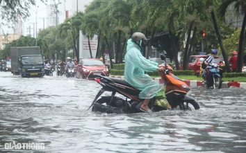 Mưa lớn kéo dài, nhiều tuyến đường thành phố Bạc Liêu ngập sâu