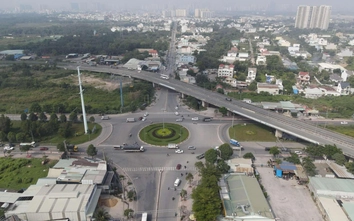 Thu hẹp vòng xoay Phú Hữu, lắp dải phân cách tách dòng xe