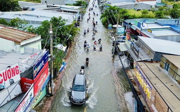 Nhiều tuyến đường chìm trong biển nước, người dân Nhà Bè chật vật trở về nhà