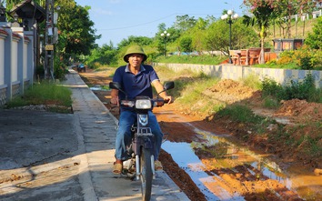 Phú Thọ: Đường thi công dang dở, người dân di chuyển trên nắp cống