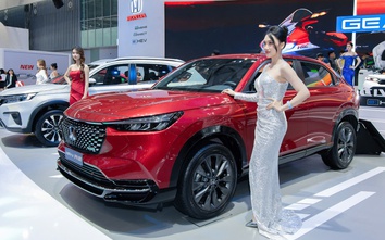 Dàn người mẫu khoe dáng tại Vietnam Motor Show 2024