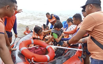 Hứng chịu thiệt hại nặng, Philippines "nín thở" lo bão Trami quay trở lại