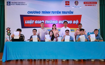 Sinh viên hào hứng với bài tuyên truyền ATGT của nữ cảnh sát giao thông