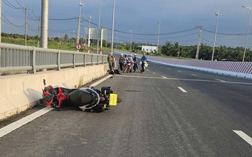 Long An: Tông vào thanh chắn cầu, thanh niên chạy xe máy tử vong