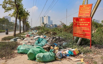 Hà Nội: Rác thải bủa vây, hàng rong chiếm dụng vỉa hè đường Phạm Tu