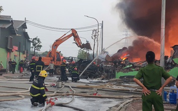 Cháy lớn gây sập hoàn toàn kho xưởng bao bì ở Hoài Đức