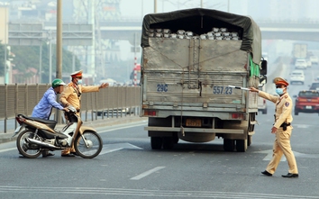 CSGT chặn bắt hàng loạt xe máy đi vào đường cao tốc