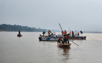 Phú Thọ: Huy động 20 xuồng máy, gần 100 người tìm kiếm nhóm học sinh mất tích