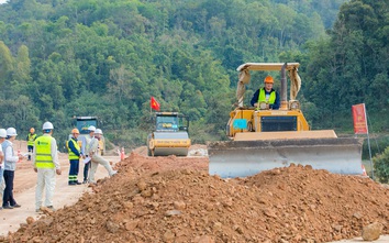 Gần 100 công nhân hai cao tốc lớn tranh tài vận hành máy và kỹ thuật thi công