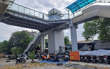 Hà Nội: Bãi xe tự phát bủa vây ga metro