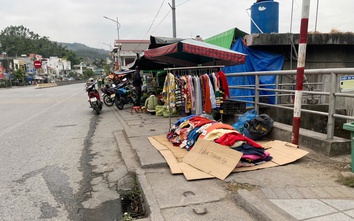 Chợ "hết đát" vẫn hoạt động, tiểu thương tràn ra quốc lộ 18