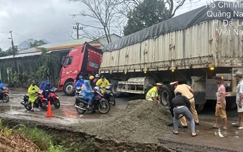 Mặt đường QL14B qua Quảng Nam bong tróc, chi chít ổ gà sau mưa lớn