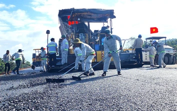 Thảm mét bê tông nhựa đầu tiên trên cao tốc Khánh Hòa - Buôn Ma Thuột