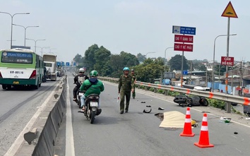 Bản tin TNGT 21/12: Hai người bị xe container tông văng trên cầu vượt Sóng Thần