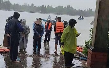 Quảng Nam: Chìm phà trên sông Trường Giang, 14 người may mắn thoát nạn