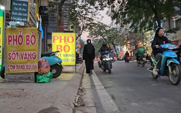 "Vượt ngàn chông gai" đi bộ trên vỉa hè Hà Nội