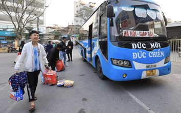 Chiều mùng 4 Tết, người dân rục rịch về Hà Nội, bến xe đông dần