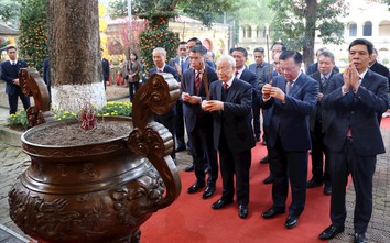 Tổng bí thư Nguyễn Phú Trọng dâng hương tại Hoàng thành Thăng Long