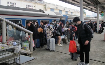 Tàu thống nhất đưa khách về Thủ đô ngày cuối nghỉ Tết, ga Hà Nội nườm nượp khách