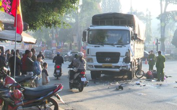 Kon Tum: Tông vào xe tải, hai người đi mô tô tử vong