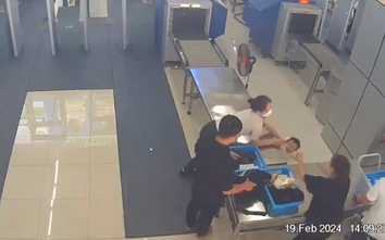 Hoảng hồn cảnh em bé suýt ngã ngửa tại điểm kiểm tra an ninh sân bay