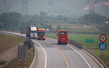 Cận cảnh biển báo, vạch kẻ đường trên cao tốc Cam Lộ - La Sơn sau tai nạn 3 người chết