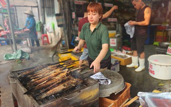 Chợ truyền thống nhộn nhịp, thơm phức mùi cá lóc nướng ngày vía Thần Tài